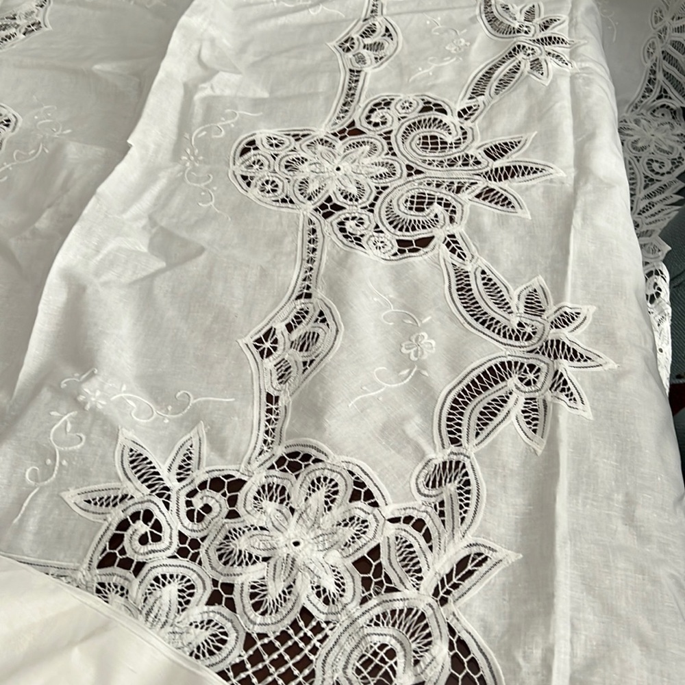 NWOT Lace tablecloth with 6 placemats
